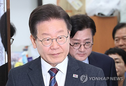 더불어민주당 이재명 대표가 17일 국회에서 열린 최고위원회의에 참석하고 있다. 연합뉴스